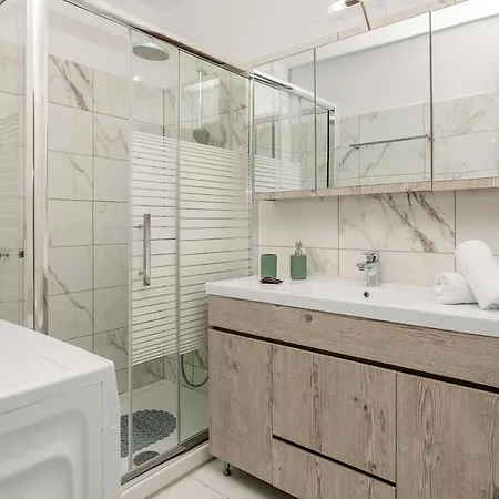 Apartment Lakis *